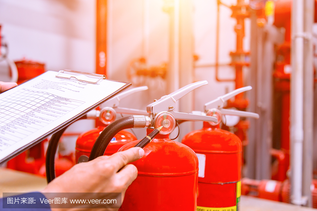 工程師檢查工業消防控制系統,消防報警控制器,火警報警器,防火。系統準備就緒一旦發生火災。