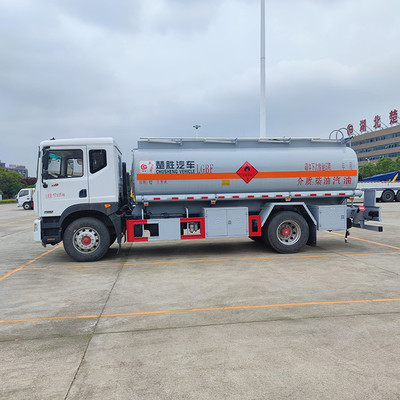 高效流動(dòng)加油新選擇 東風(fēng)多利卡12方油罐車助力工地能源補(bǔ)給